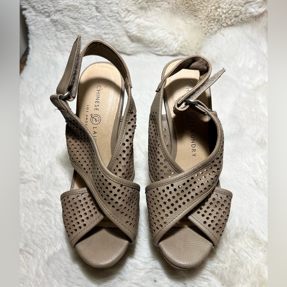 Chinese Laundry Tan Sandals with Crisscross Straps